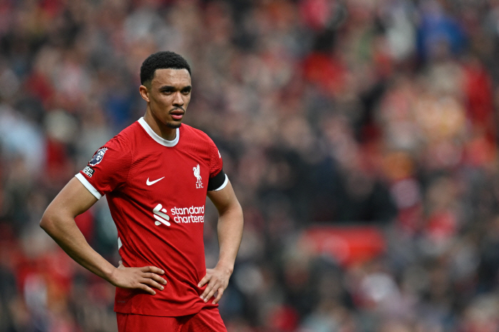 Manchester United will bring in the best fullback in the EPL after losing Klopp...'It's possible if the new director makes you unhappy.'