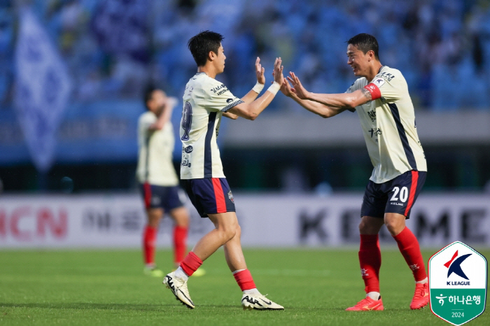 'Choi Ki-yoon's consecutive scoring points' Gimcheon takes a surprise leap forward with three consecutive wins, 2-0 complete victory over Daegu, and one point ahead of Ulsan