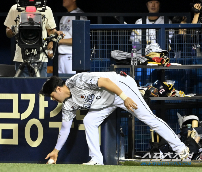 It's dry? The second Jung Soo-bin is coming up. His first hit  RBI  active base hit made his debut