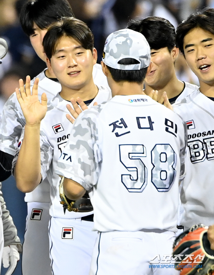 It's dry? The second Jung Soo-bin is coming up. His first hit  RBI  active base hit made his debut