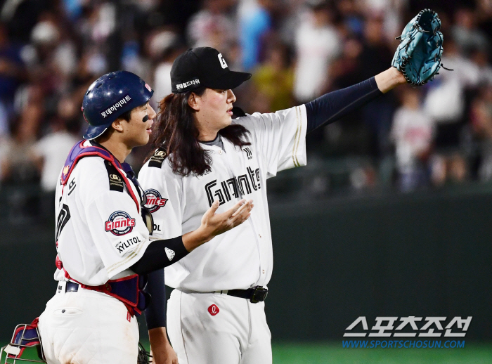 Lotte's Son Sung-bin, the third-ranked catcher of the team 'Finally showing a lot of performances that make 8 billion catcher Yoo Kang-nam forget