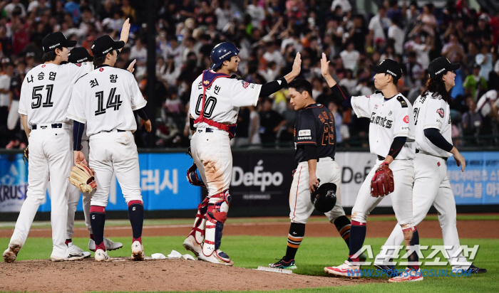 Lotte's Son Sung-bin, the third-ranked catcher of the team 'Finally showing a lot of performances that make 8 billion catcher Yoo Kang-nam forget