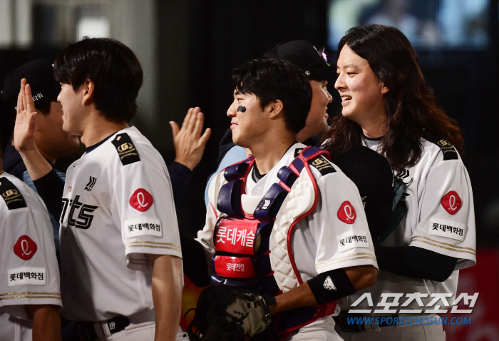 Lotte's Son Sung-bin, the third-ranked catcher of the team 'Finally showing a lot of performances that make 8 billion catcher Yoo Kang-nam forget