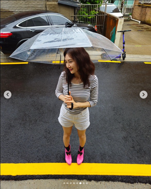 ''55 years old' Chaerra, hot pants  hot pink boots and a colorless cuteness