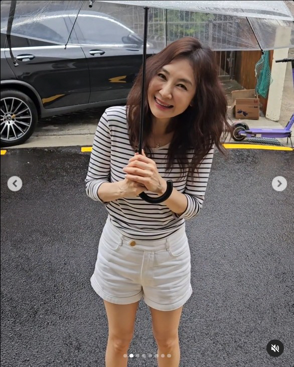 ''55 years old' Chaerra, hot pants  hot pink boots and a colorless cuteness
