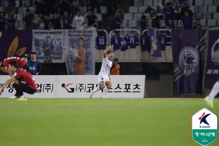  The opponent's own goal  Kim Dong-jin's come-from-behind goal, Anyang Bucheon, and the lead. Suwon is 1-1 with the lowest-ranked Ansan