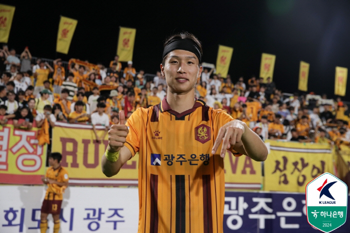 'Excluding Um Ji-sung' Director Lee Jung-hyo''Choice for the Leaving and the Remaining Players' vs Director Kim Hak-beom'He's playing hard to get.'