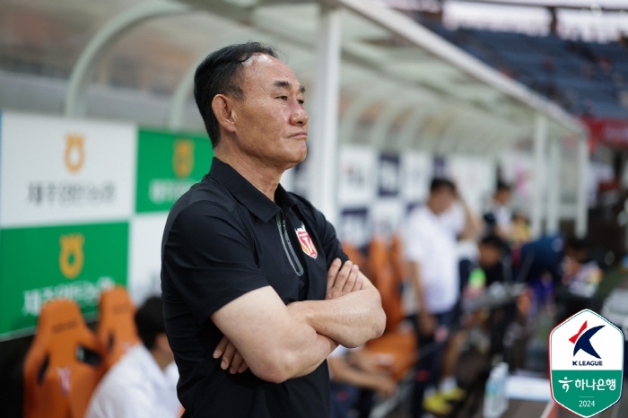 'Excluding Um Ji-sung' Director Lee Jung-hyo''Choice for the Leaving and the Remaining Players' vs Director Kim Hak-beom'He's playing hard to get.'