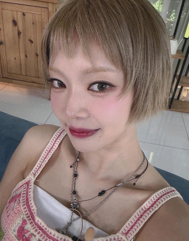 Is it AOA Choa? With an unconventional short cut, 'Totally different face'