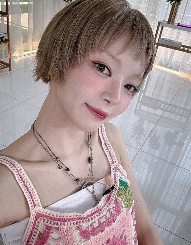 Is it AOA Choa? With an unconventional short cut, 'Totally different face'