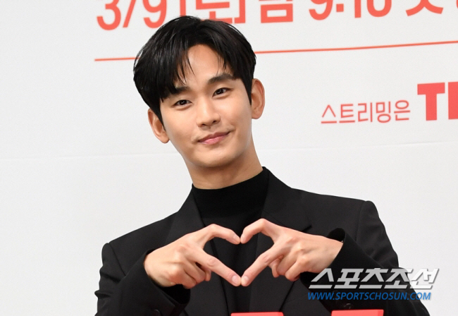 Kim Soo-hyun SNS  What's this photo that's 'light'..♥ Pose like Kim Jiwon 'Surprised'