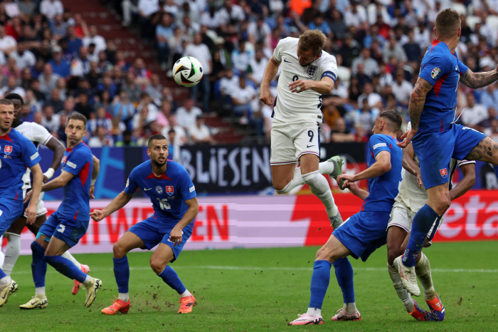 'The biggest surprise in the tournament...' Almost burst in the round of 16...'Worst 90 mins'→'Dramatic upset'England advances to the quarterfinals' with a 2-1 come-from-behind victory over Slovakia'