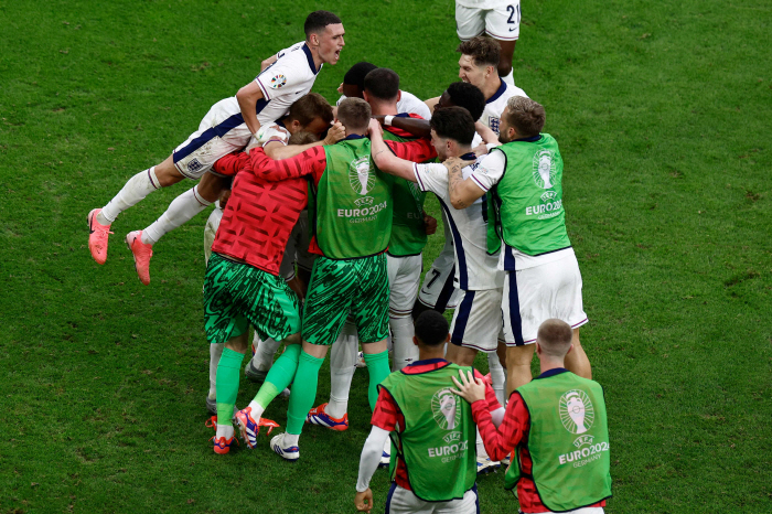 This is the power of the closing price! England come from behind to beat Slovakia 2-1 with a 'Bellingham Theatre equalizer Kane come from behind'...advance to the quarterfinals