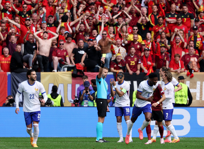  France advances to the quarterfinals with a 1-0 win over Belgium!