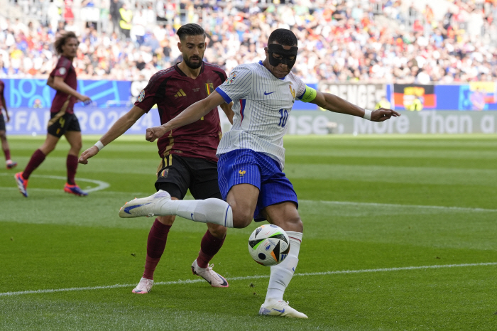  France advances to the quarterfinals with a 1-0 win over Belgium!