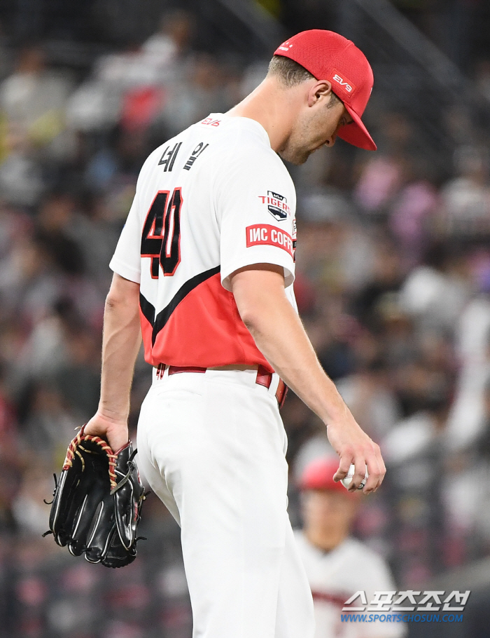 KIA's lucky pitcher, who has changed his glove, is so desperate...Why? 