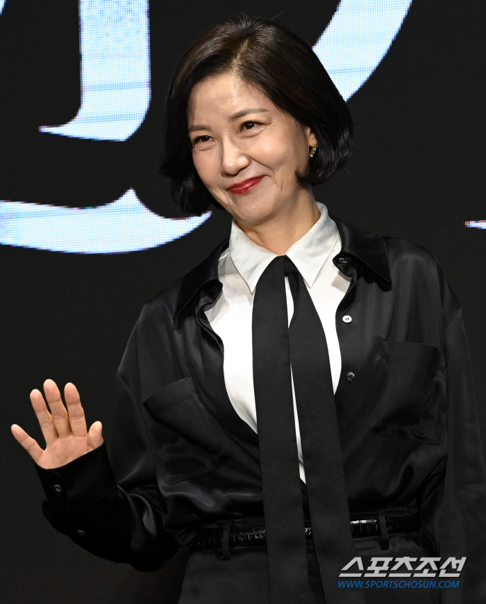  Seo Lee Sook, charismatic greeting