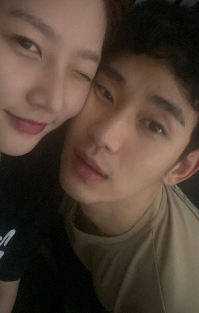  Kim Soo-hyun surprised by 'Kim Saeron Selfie' Kim Ji-won '♥ Hyun-ker' Suspicion Photo 'Light'