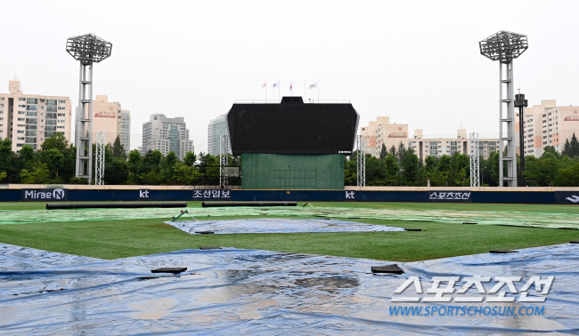 The blue dragon flag coincides with the rainy season. How long will it be delayed before the first day