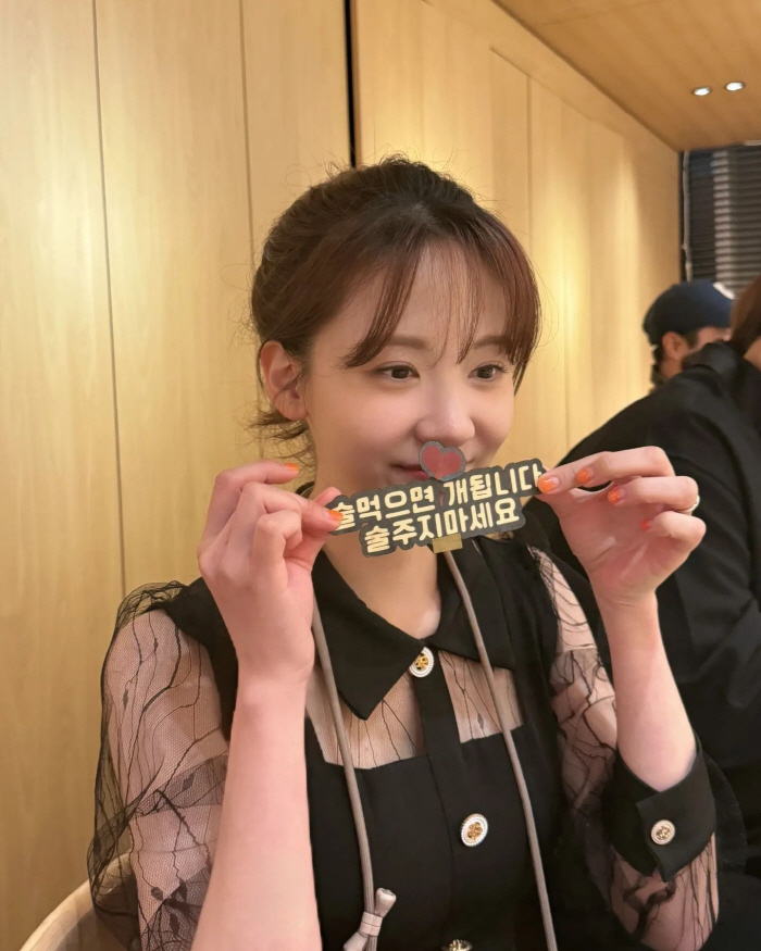'If you drink, you'll get better.'''Businessman ♥'' Kim Min-ah'SUITING FOR SPREADING THE FACTS'