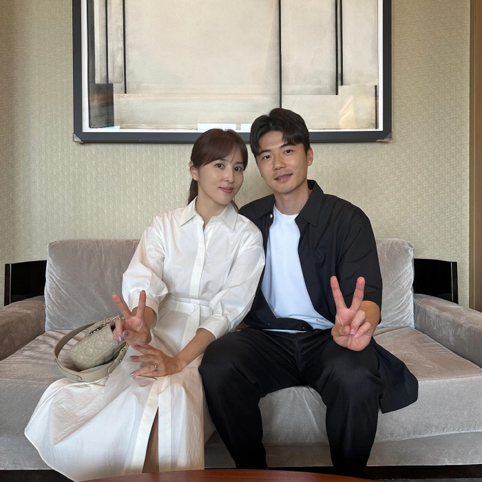 They were going to go together, but'Ki Sung-yong ♥ Han Hye-jin's 11th wedding anniversary congratulations'My daughter noticed.'