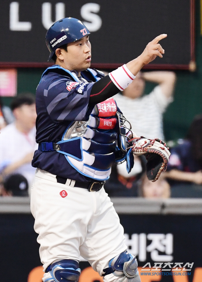 '8 billion catcher'Yoo Kang-nam is difficult to join early in the second half. Lotte's home command tower is also growing in anxiety. 'Sighing' 