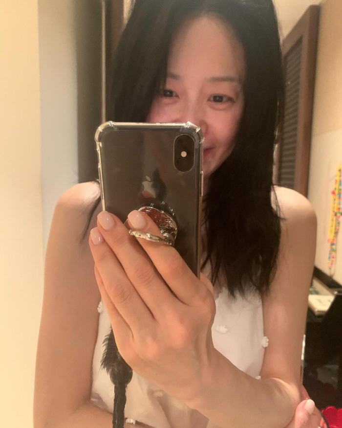 Ko Hyun-jung's innocent bare face selfie 'I don't think I can upload it if I don't upload it right away'