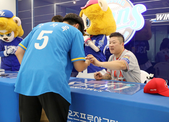 The 41-year-old solver volunteered to attend the away team's mini signing event...This is the true quality of a veteran