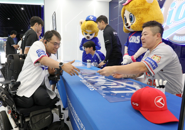 The 41-year-old solver volunteered to attend the away team's mini signing event...This is the true quality of a veteran