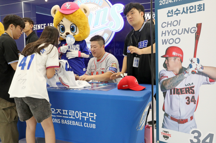 The 41-year-old solver volunteered to attend the away team's mini signing event...This is the true quality of a veteran