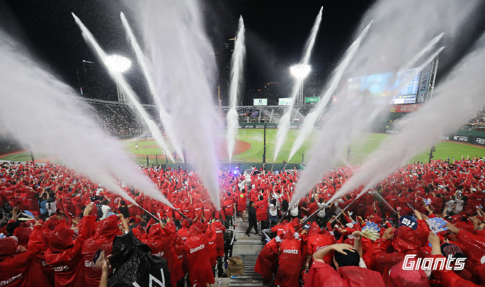 Lotte will enjoy the Dongbaek → Water Festival with 30 million cumulative spectators. The largest water zone in Korea → Benz lottery event