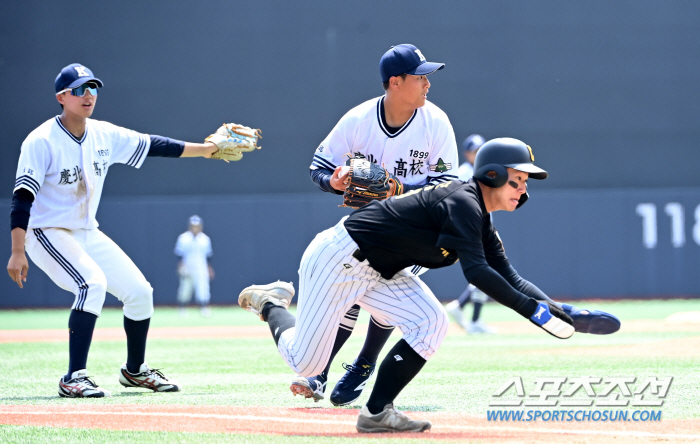 Seoul Convention High School's foot baseball that embarrassed the opponent's defense with a 'sudden squeeze' 