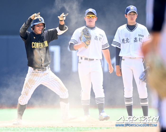 Seoul Convention High School's foot baseball that embarrassed the opponent's defense with a 'sudden squeeze' 