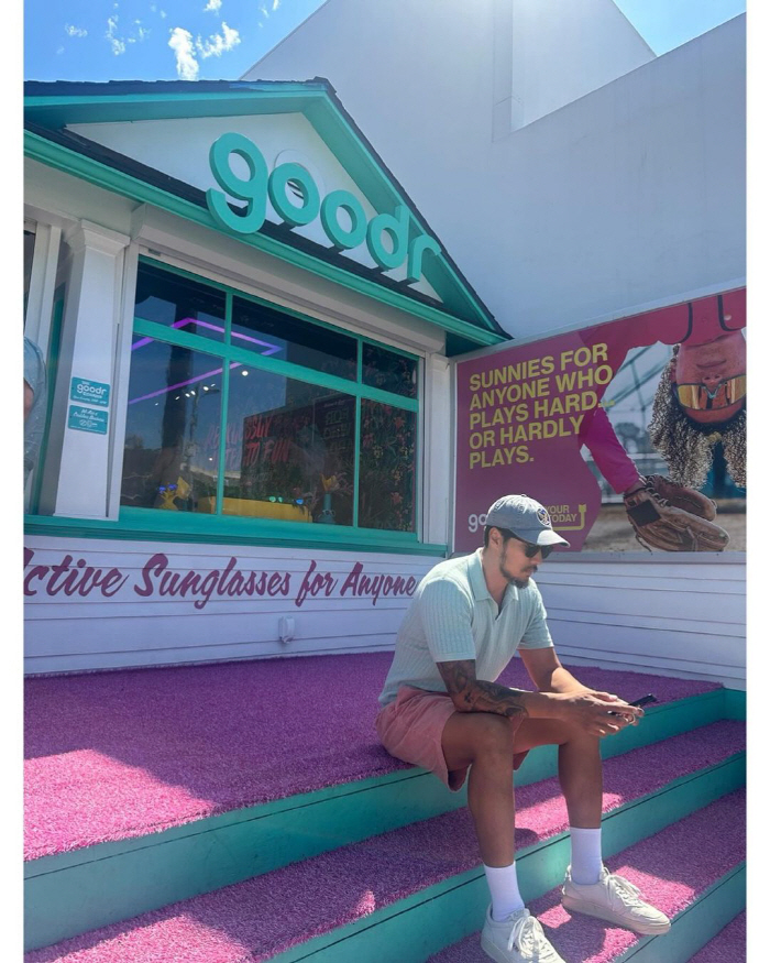 Cho Eun-jung ♥' So Ji-seop, pink pants and beard  tattoo..He's become hip