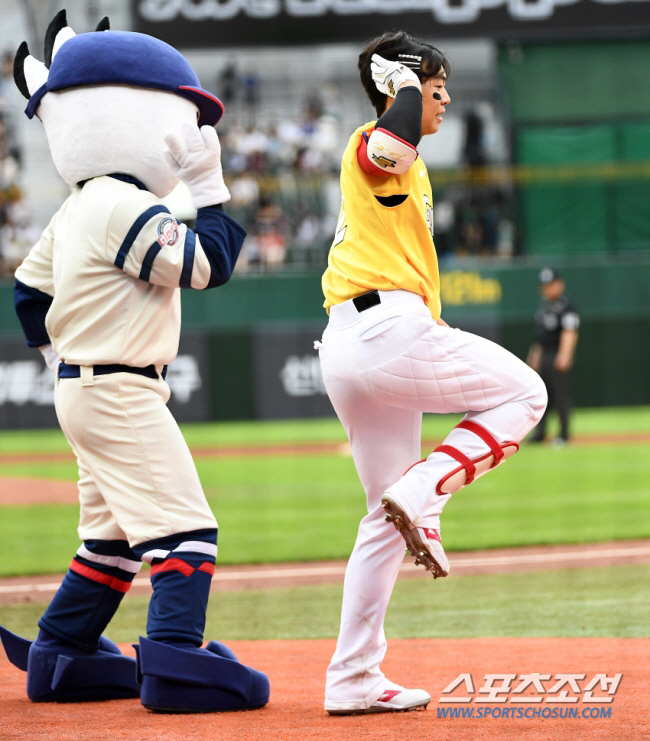 'For the second consecutive year, see you at Lotte on the same day.' All-star appearances, The Devil' promised a laugh