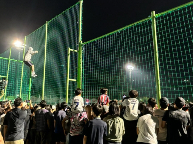 'Is Son Heung-min really here?' Concerns over a crowd safety accident due to a surprise appearance, eventually police and firefighters were put in