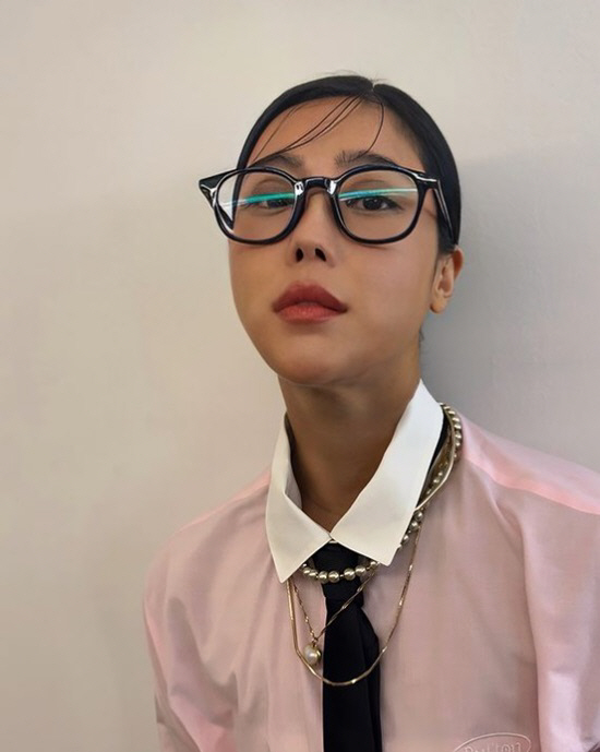 'Best plastic surgery is diet''15kg weight loss' Solbi, horn-rimmed glassesGixic completed with pink shirt