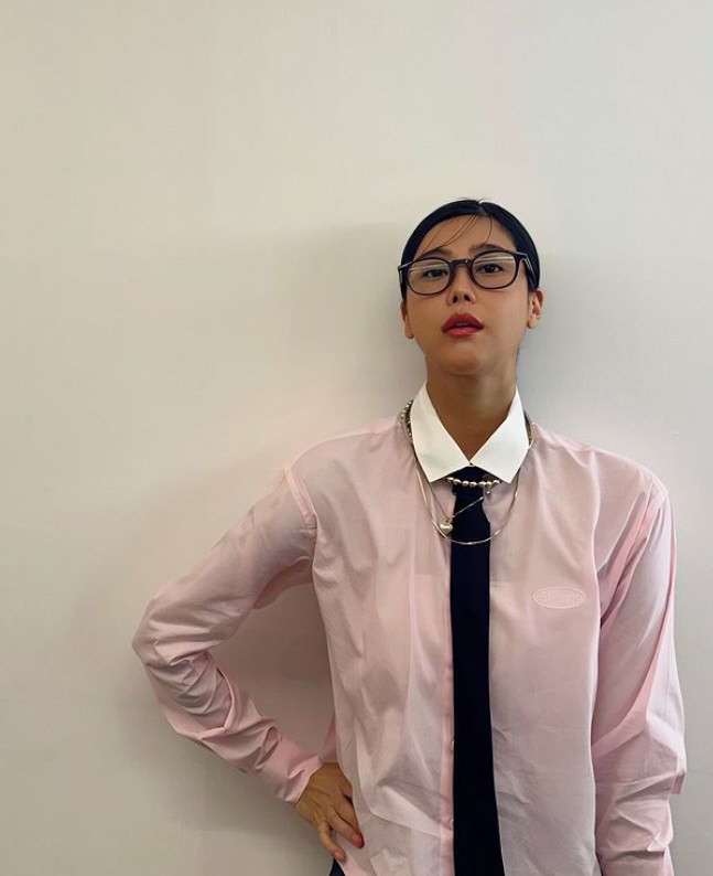 'Best plastic surgery is diet''15kg weight loss' Solbi, horn-rimmed glassesGixic completed with pink shirt
