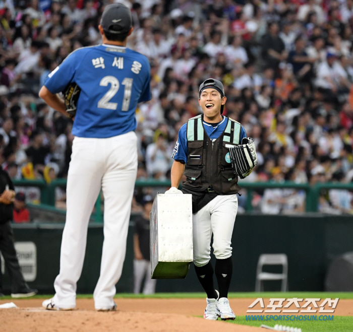 Careful care that even took care of the injured player'If you're going to do it properly'My younger brother's advice, even helped the sky'Mahwang DAY'