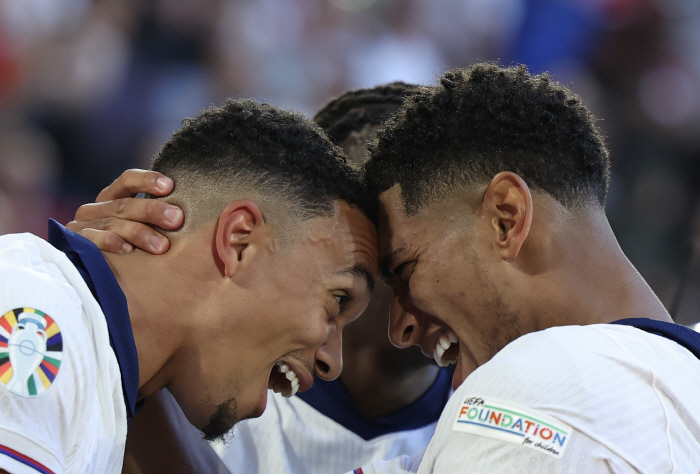 Hard-to-see performance → Overwhelming penalty shootout. A 180-degree change in England's atmosphere. 英 Media Praise 'Southgate deserves compliments'