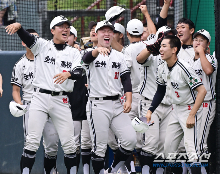 Jung Woo-joo, the ace in national baseball, pitched 105 pitches, and led the team to a maximum speed of 152 km.