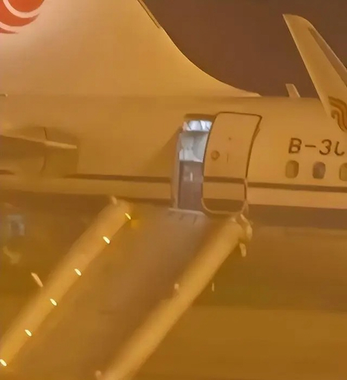Misunderstanding of the first passenger's bathroom on the plane, open the emergency door 'Roar'