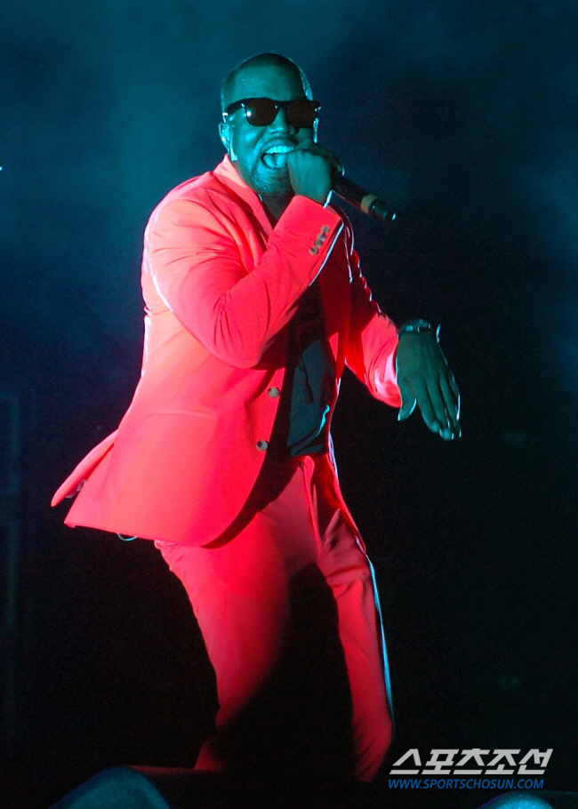  Kanye West finally meets in Goyang on the 23rd of next month for his first solo concert in Korea