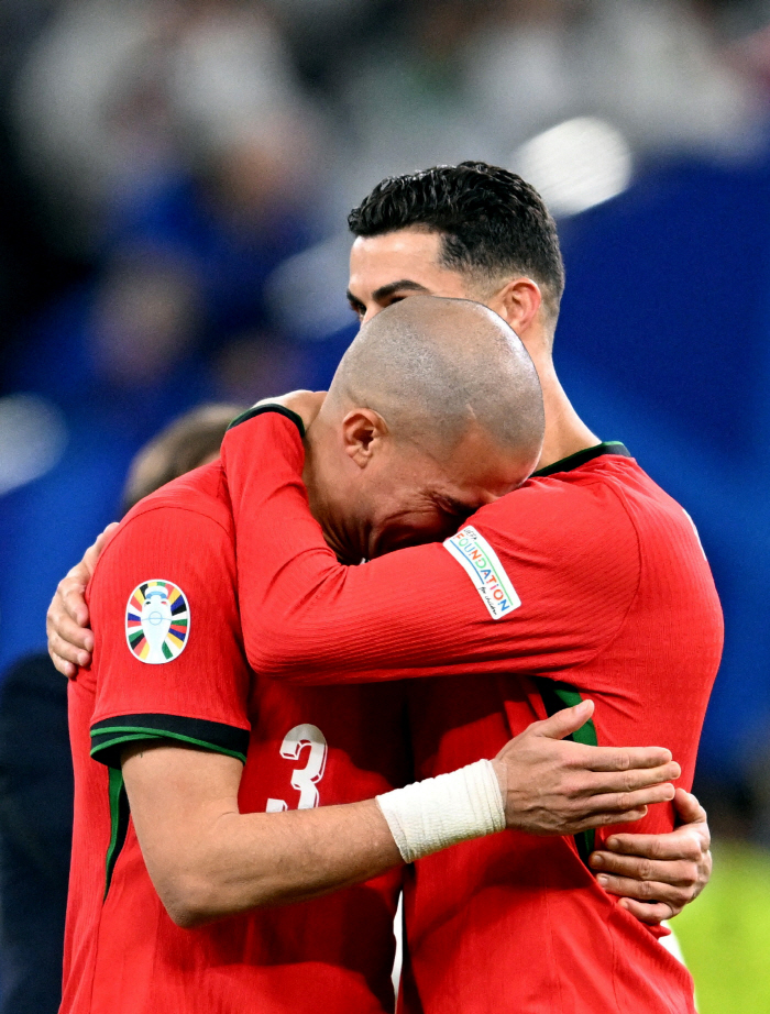 Portuguese role model (Pepe) vs ridiculous Ronaldo. an extreme evaluation. 英 BBC'Portugal, obsession with Ronaldo, ridiculous'