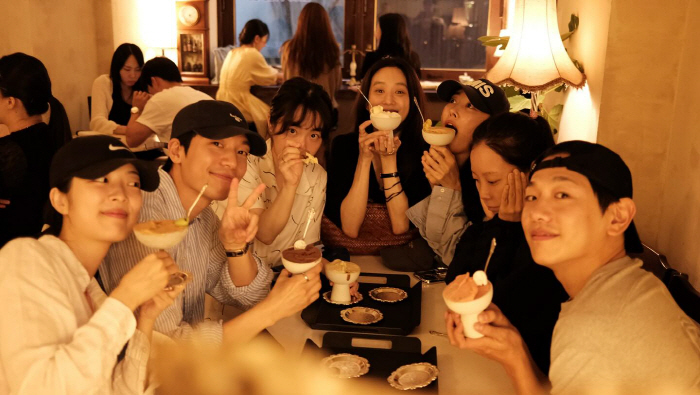  'I haven't graduated yet' Jung Ryeo Won X Wi Ha Jun 'Graduation' Outing with family 'We're sad about the weekend'