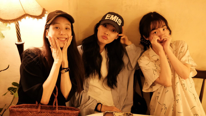  'I haven't graduated yet' Jung Ryeo Won X Wi Ha Jun 'Graduation' Outing with family 'We're sad about the weekend'