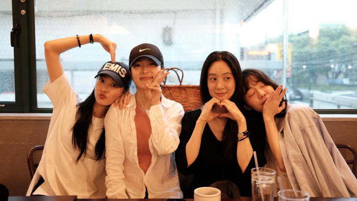  'I haven't graduated yet' Jung Ryeo Won X Wi Ha Jun 'Graduation' Outing with family 'We're sad about the weekend'
