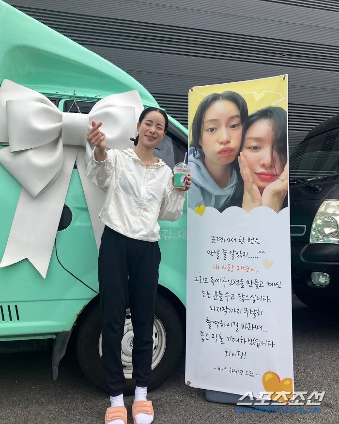  '♥Lee Do-hyun' You must be jealous! Lim Ji-yeon, on the coffee car FLEX Cha Cha-young 'I love you, Bogo-pa '