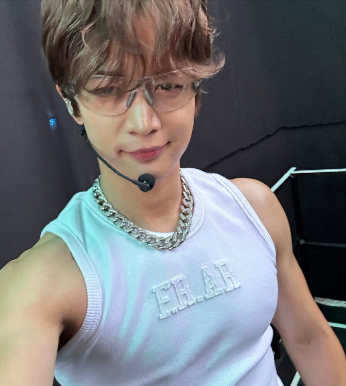  SHINee MINHO's cute face and a sleeveless top revealed his arm muscles