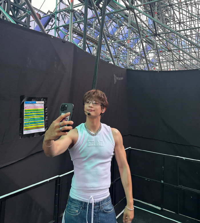  SHINee MINHO's cute face and a sleeveless top revealed his arm muscles